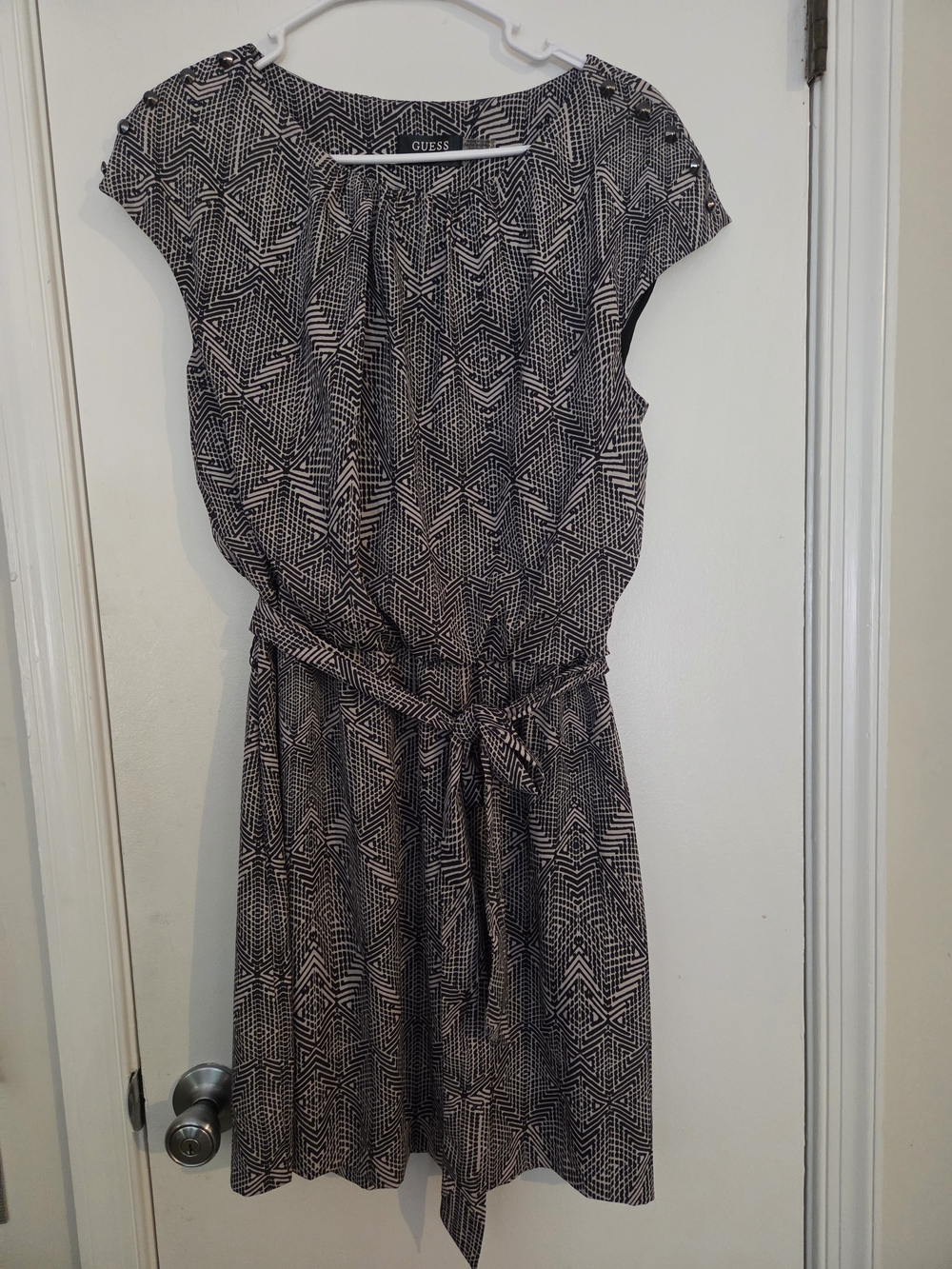 GUESS Black & Cream Geometric Tie-Waist Dress